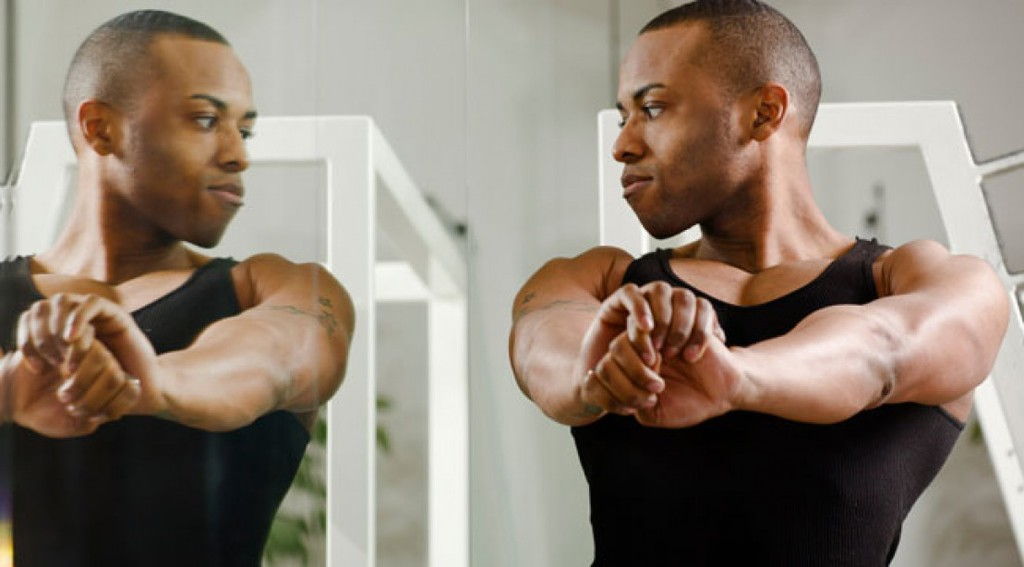 muscular-man-mirror_0.jpg